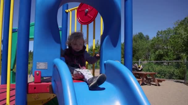 Jeune Garçon Caucasien Heureux Est Debout Sommet Une Pente Glissante — Video