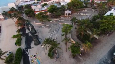 Los Fundadores Parkının kuş bakışı klibi, Kurucular Parkı, Playa del Carmen, Meksika 'da Portal Maya heykeli.