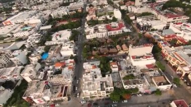 Quintana Roo, Meksika 'daki popüler turizm beldesi Playa del Carmen' in üzerinden hızlı hareket eden İHA, Karayip kıyı şeridinde bulutlu bir gökyüzü ile vuruldu..