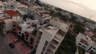 Meksiko Playa del Carmen 'de, Karayip Denizi yakınlarında beyaz dış görünüşlü ve balkonları olan bir otelin üzerinde insansız hava aracı görüntüsü..