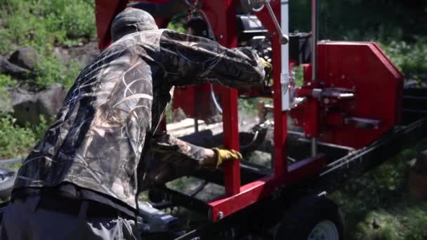 Short Video Rear Timber Worker Using Industrial Sawmill Outdoors Chopping — Vídeo de stock