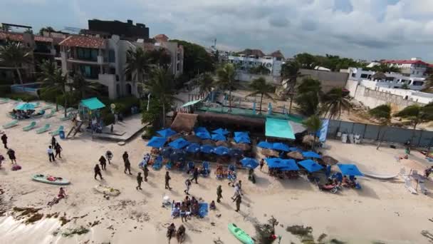 Drone Clip Busy Mexican Beach Resort Blue Parasols Sun Loungers — Αρχείο Βίντεο