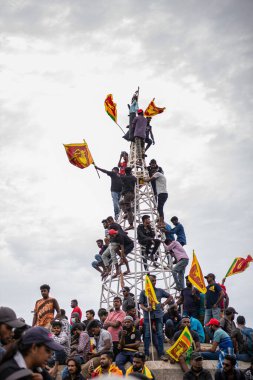 COLOMBO, SRI LANKA: 9th July 2022: Protestors hang effigy of President Gotabaya Rajapaksa during street protest against government mismanagement.