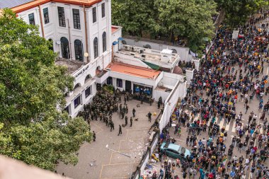 COLOMBO, SRI LANKA: 9th July 2022: Looking down on a group of riot police in grounds of Hatton National Bank and protestors on Janadhipathi Mawatha.