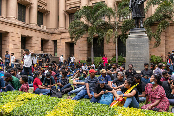 COLOMBO, SRI LANKA: 9 июля 2022: Местные жители собираются возле штаб-квартиры администрации Шри-Ланки во время демонстрации экономического кризиса.