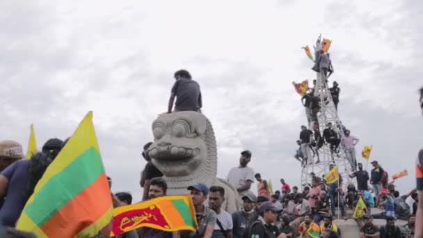 Colombo Sri Lanka Июля 2022 Сотни Демонстрантов Забрались Водный Фонтан — стоковое видео