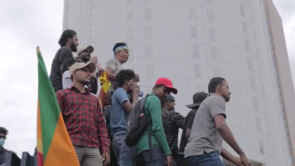 Colombo Sri Lanka Июля 2022 Группа Протестующих Кричит Аплодирует Возле — стоковое видео