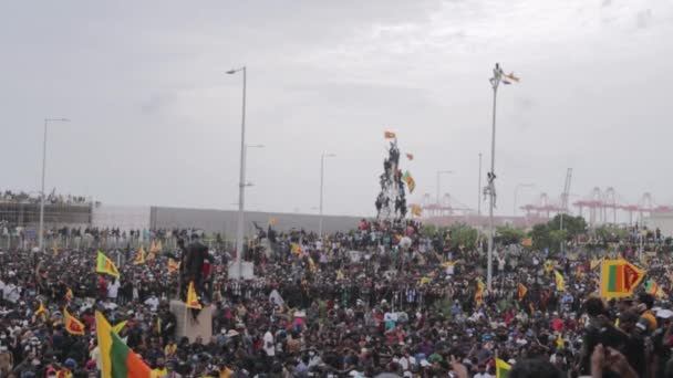 Colombo Sri Lanka 9Th July 2022 Protestors Climb Streetlights Statues — Vídeo de Stock