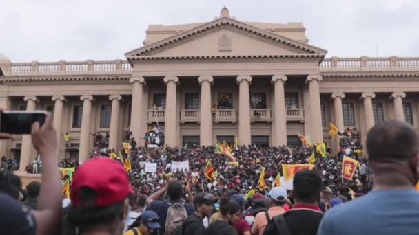 Colombo Sri Lanka Июля 2022 Большая Толпа Разъяренных Демонстрантов Собирается — стоковое видео
