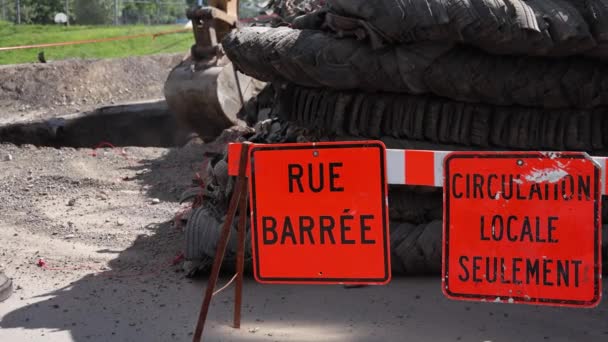 Slow Selective Focus Clip Roadwork Construction Site French Canadian Road — Vídeo de stock