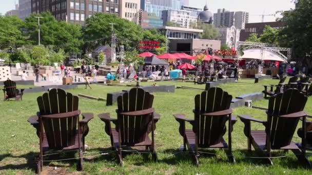 Slow Video Wooden Chairs Grass City Center Park People Enjoy — Stockvideo