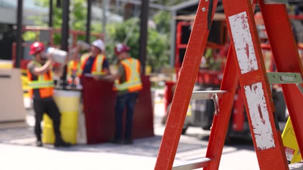 Close Selective Focus View Set Red Stepladders Blurry Workers Dressed — Vídeo de stock