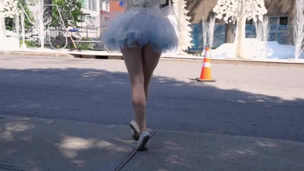 Short Movie Slow Bare Legs Dance Street Entertainer Wearing White — Stockvideo