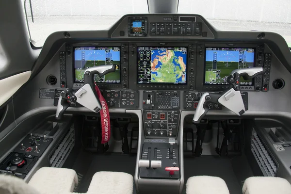Embraer phenom 100 interieur, cockpit-weergave — Stockfoto