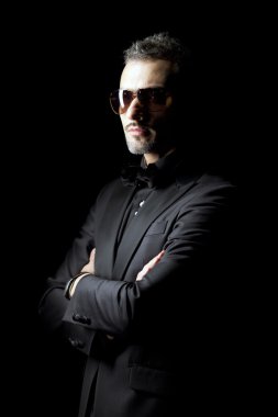 Gözlüklü adam.