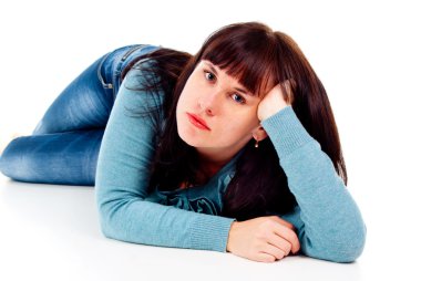 yerde yatarken kızı pozlar