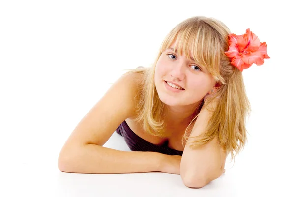 Uma menina bonita com uma bela flor, foi entranhada em seu hai — Fotografia de Stock