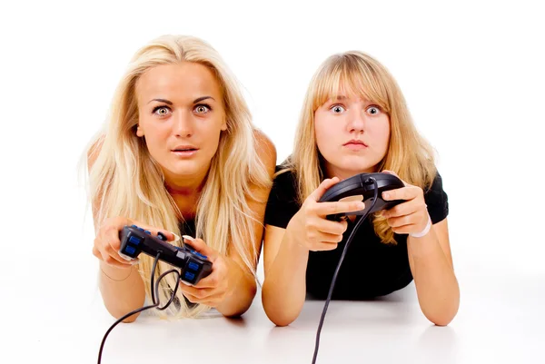 Belles filles jouent avec enthousiasme à des jeux vidéo — Photo