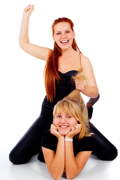 As duas meninas deitado no chão, e jogar — Fotografia de Stock