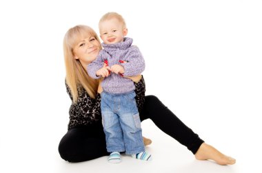 mutlu anne küçük bebeği ile oturur