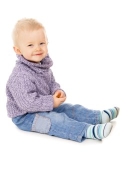 mutlu bebek sıcak giysiler içinde poz veriyor, kamera için