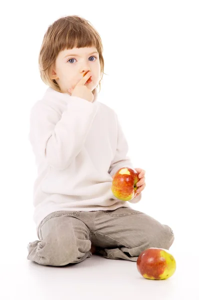 Una bella bambina mangia mele — Foto Stock