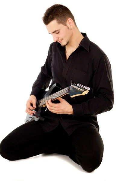 Ένας όμορφος άντρας παίζει ηλεκτρική κιθάρα — Φωτογραφία Αρχείου