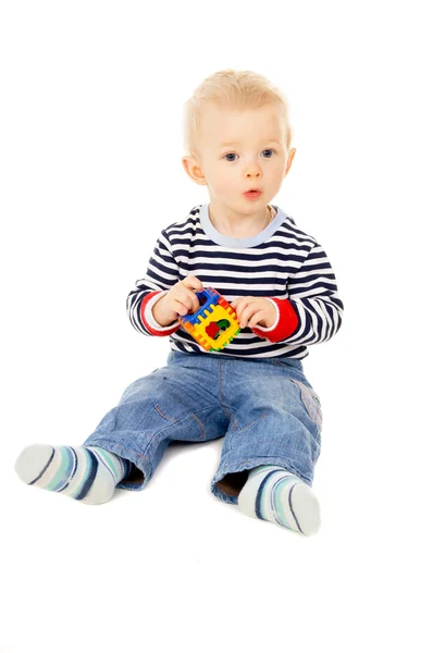 Un petit enfant jouant avec un jouet — Photo