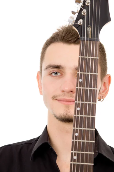 Mooie man denkt, ingedrukt om de gitaar — Stockfoto