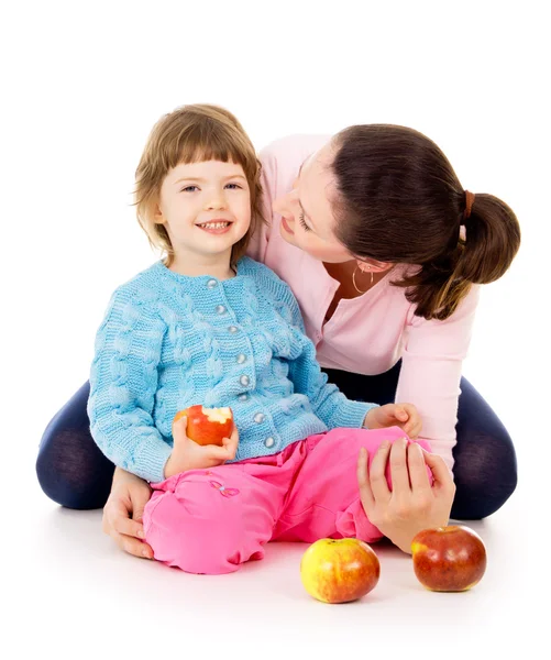 Mutter mit Tochter hat einen gesunden Lebensstil und isst Äpfel — Stockfoto