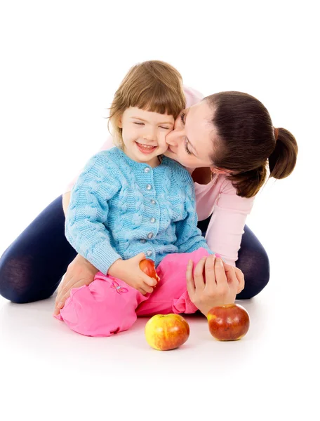 Mãe com filha ter um modo de vida saudável, e comer maçãs — Fotografia de Stock