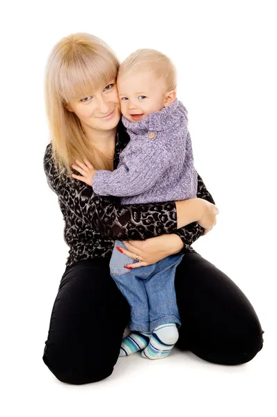 Mãe abraçando bebê — Fotografia de Stock