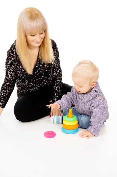 Mère est jouée avec son bébé — Photo