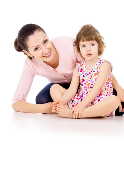 Mãe senta-se com pequena menina bonita — Fotografia de Stock