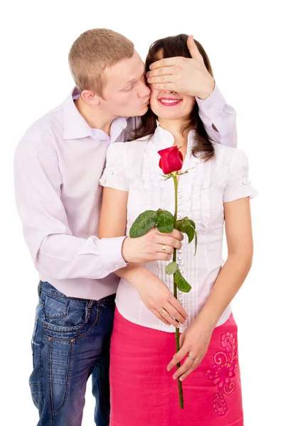 O cara dá uma rosa a uma garota, beijos — Fotografia de Stock