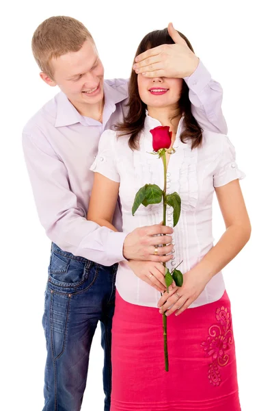Хлопець дає дівчині троянду — стокове фото