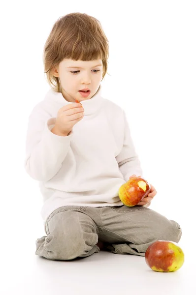 A menina leva um modo de vida saudável, e comer maçãs — Fotografia de Stock