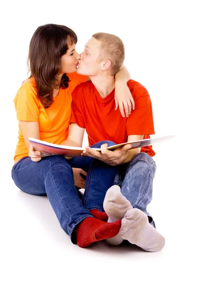 Junge Familie liest gemeinsam ein Buch — Stockfoto