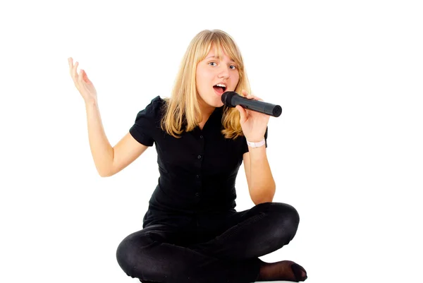 Schöne Blondine singt in Mikrofon — Stockfoto