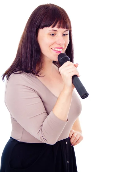 Hermosa chica cantando en el micrófono — Foto de Stock