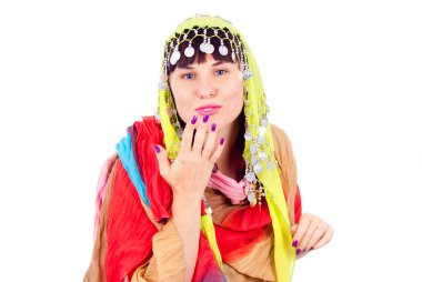 Doğu elbiseli kız öpücük gönderir