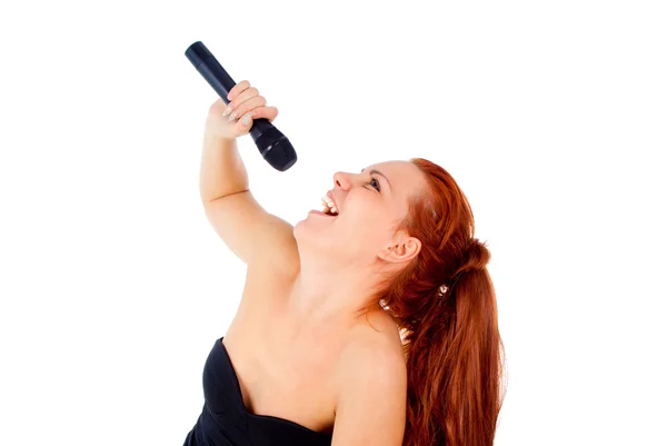 Κοκκινομάλλα κοπέλα που τραγουδά σε ένα μικρόφωνο — Φωτογραφία Αρχείου