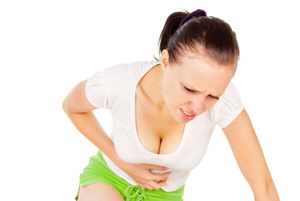 Желудок девушки болит изолированно на белом фоне
