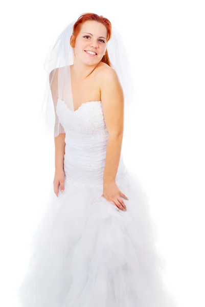 A vörös hajú menyasszony pózol egy esküvői ruha — Stock Fotó