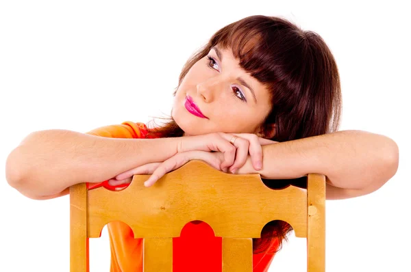 Menina bonita posa, sentada em uma cadeira — Fotografia de Stock