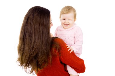 Anne bebek ellerinde tutar.