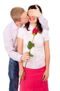 adam bir kızı rose, bir öpücük veriyor.