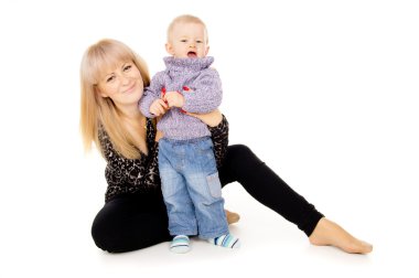 mutlu anne küçük bebeği ile oturur