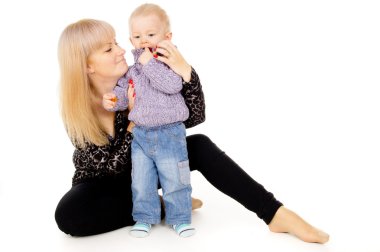 mutlu anne küçük bebeği ile oturur