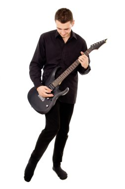 güzel adam duygularla elektro gitar çalmak